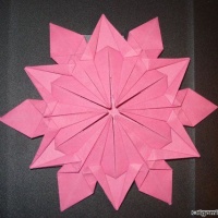 Новогоднее оригами: делаем снежинку